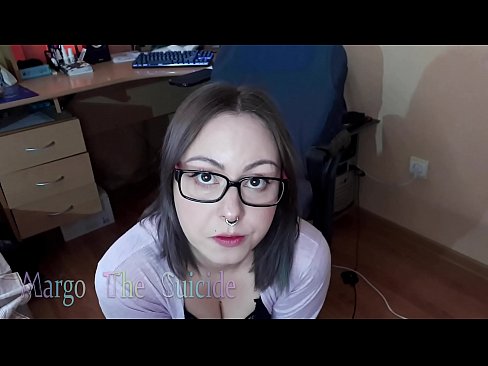 ❤️ 眼鏡をかけたセクシーな少女がカメラに向かってディルドを深くしゃぶる ❤  at ja.xxxwownet.ru ❌️❤